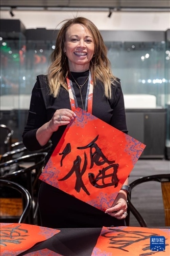 1月28日，在上海豫園舉行的民俗活動上，美國馬斯卡廷初中校長珍妮弗·李·弗里德利展示自己寫下的“福”字。 新華社記者 王翔 攝