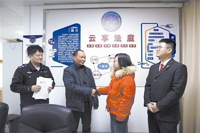  圖②：雙方當(dāng)事人達(dá)成調(diào)解協(xié)議，握手言和。