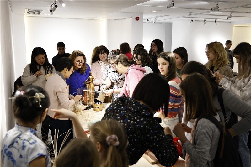 羅馬尼亞觀眾體驗安溪竹藤編技藝。 布加勒斯特中國文化中心供圖