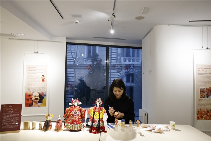 中國泉州的非遺大師制作江加走木偶頭雕刻。 布加勒斯特中國文化中心供圖_副本