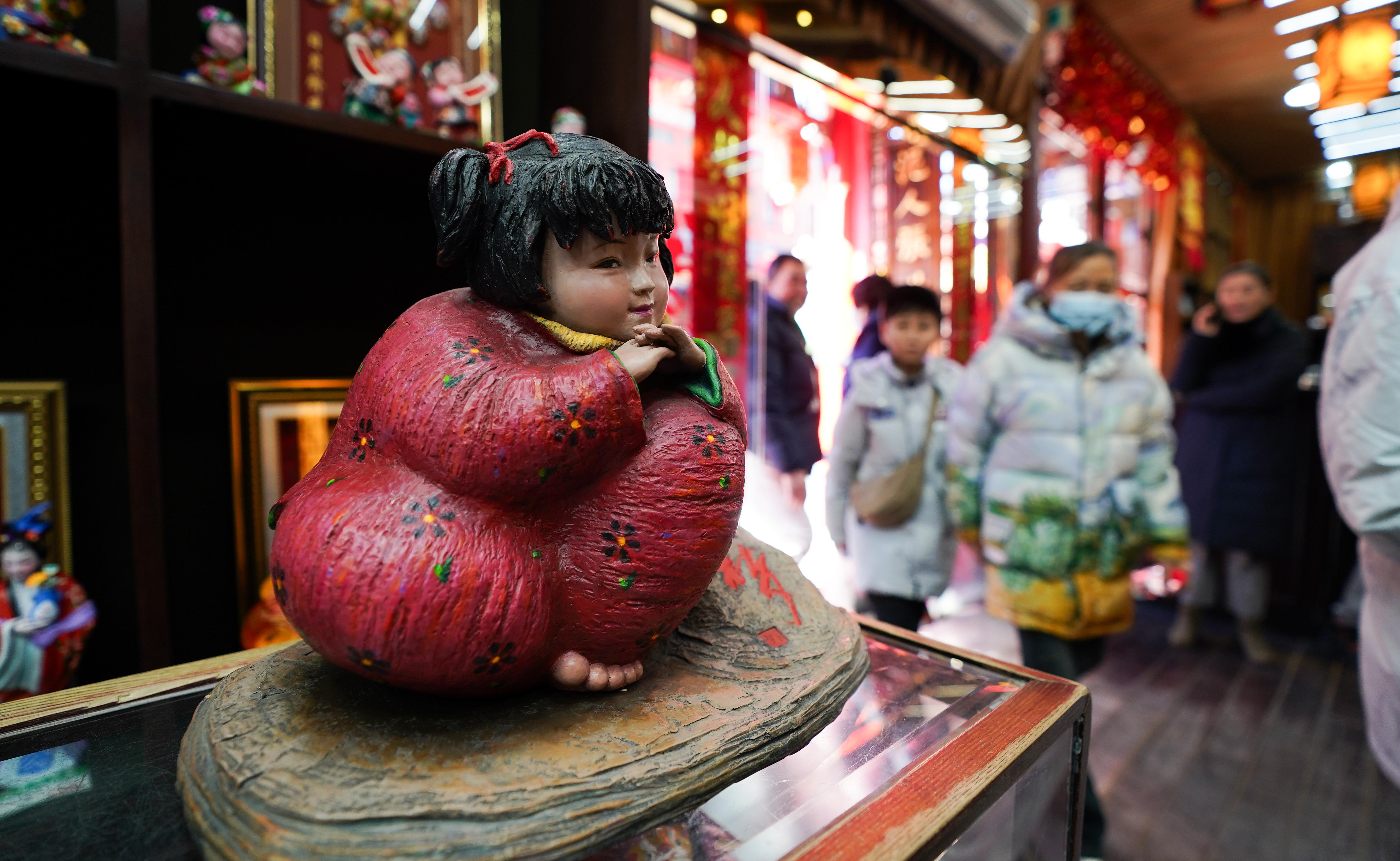 △泥人張彩塑是天津的傳統(tǒng)民間手工藝品，為天津市首批國家級非物質(zhì)文化遺產(chǎn)。（總臺國廣記者李晉拍攝）