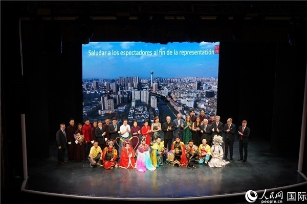 圖為王衛(wèi)大使與蒙迪諾外長(zhǎng)等嘉賓登臺(tái)祝賀。人民網(wǎng)記者 許放攝