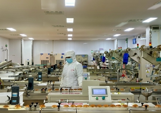 盼盼5G智慧工廠生產(chǎn)線(xiàn)正在進(jìn)行產(chǎn)品質(zhì)檢。人民網(wǎng)記者 金慧慧攝