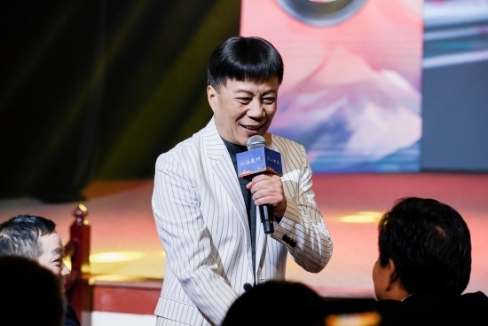 “何以中國(guó)·向海泉州”網(wǎng)絡(luò)主題活動(dòng)現(xiàn)場(chǎng)，陳百潭演出時(shí)與觀眾互動(dòng)。泉州廣播電視臺(tái)供圖