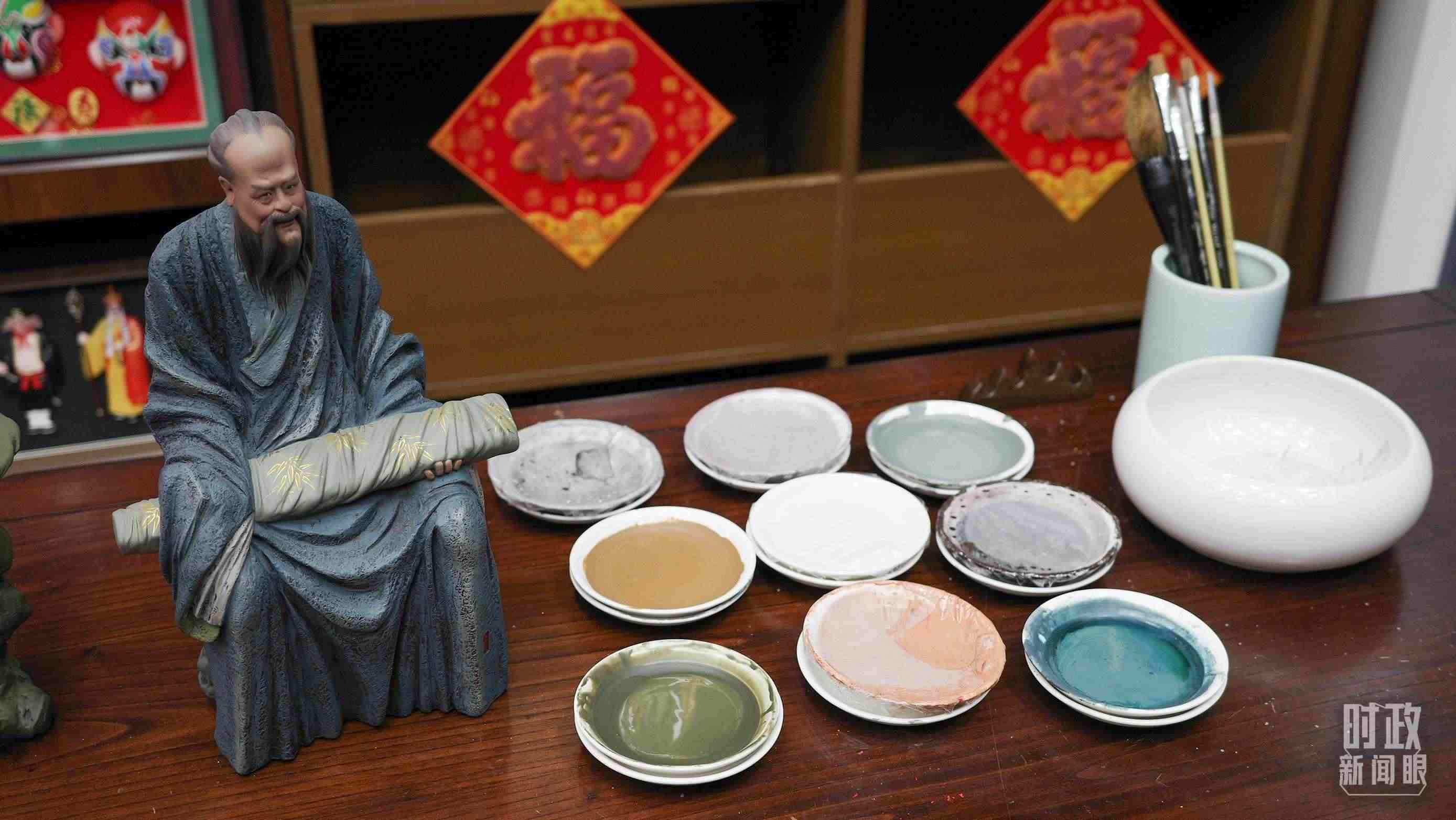 △天津古文化街，泥人張店鋪的上色顏料展示。（總臺央視記者覃思拍攝）