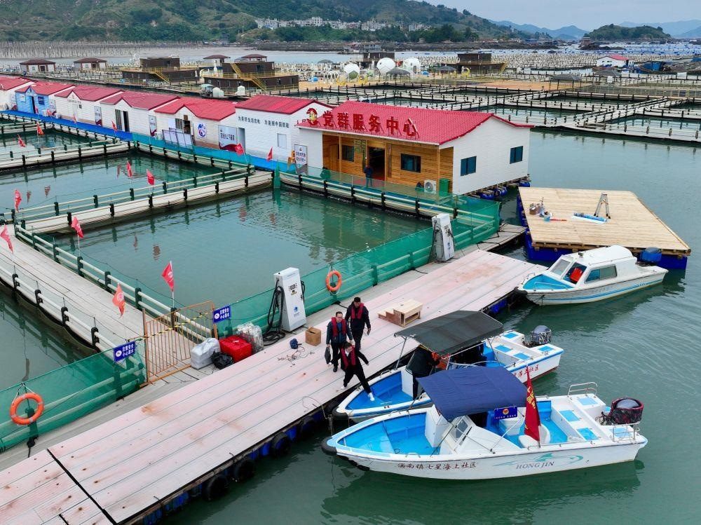 △2023年11月14日，福建寧德市霞浦縣溪南鎮(zhèn)七星海上社區(qū)的工作人員，前往轄區(qū)漁排進行民情走訪。