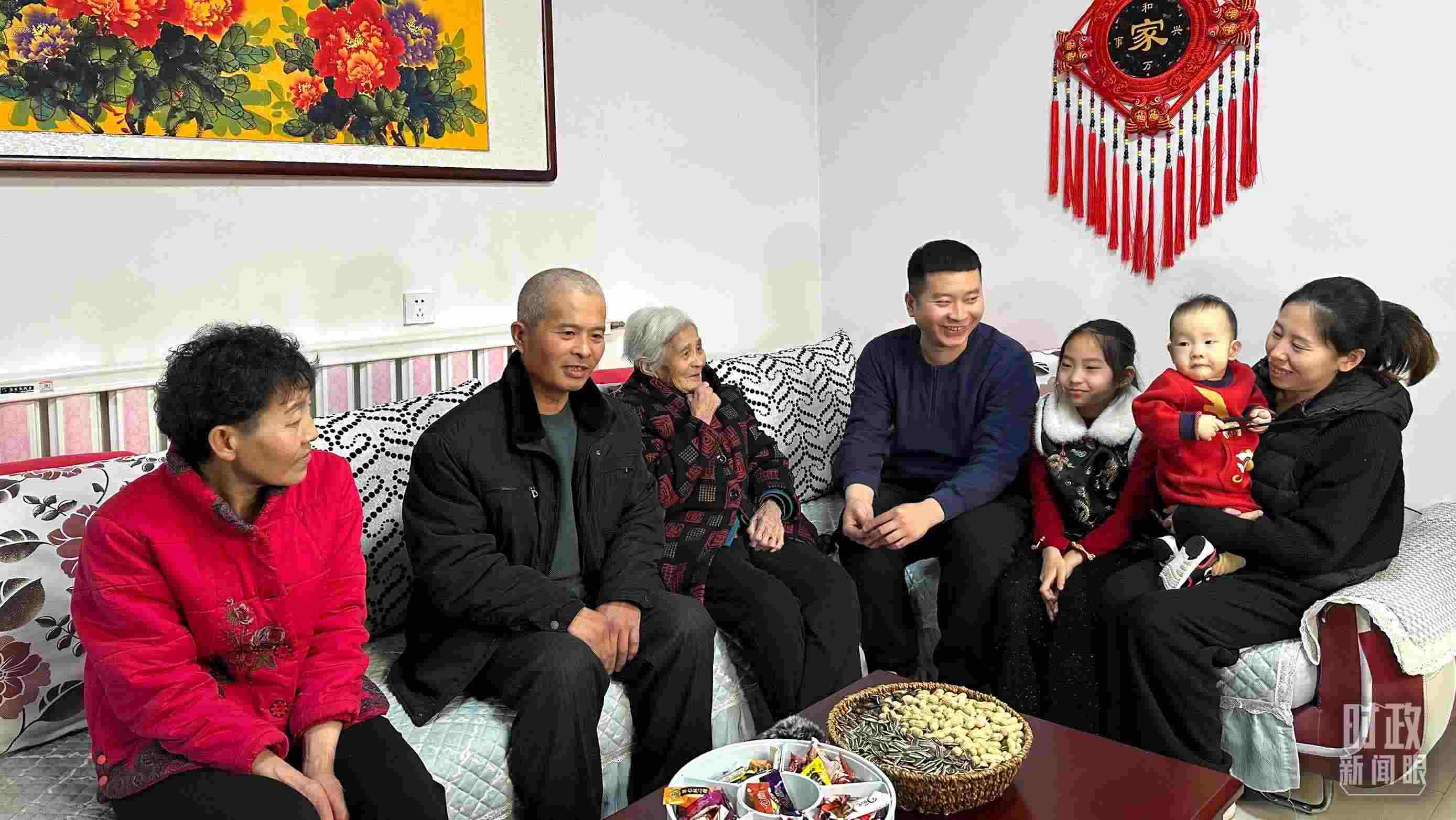 △第六埠村村民杜洪剛一家。（總臺央視記者趙化拍攝）