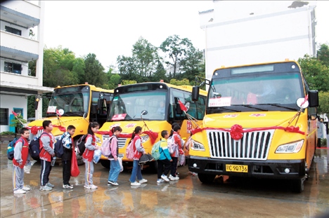 △2023年9月28日，湖北竹山縣校園直通車全域開通后，學生在有序排隊乘車。第二批主題教育開展后，竹山縣將實施農(nóng)村道路暢通工程作為為民辦實事的重要內(nèi)容。