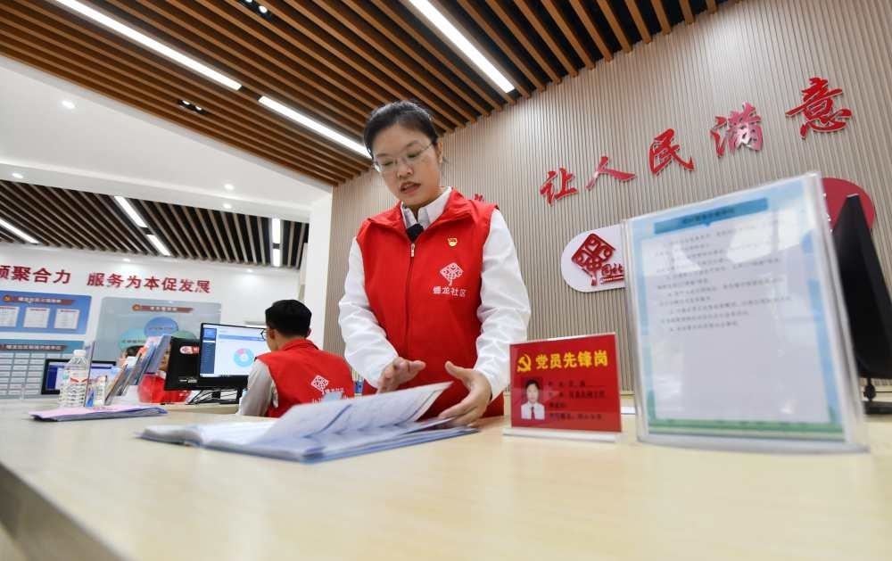 △2023年12月14日，廣西南寧市蟠龍社區(qū)，工作人員在為居民服務。