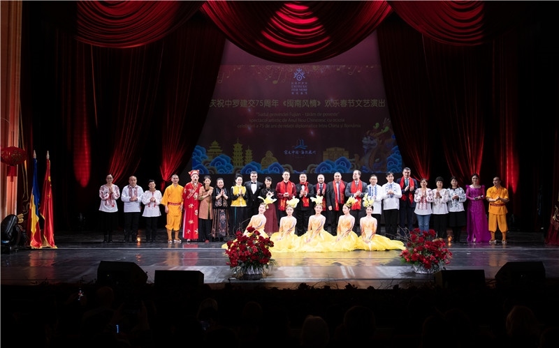 圖為韓大使、羅政府高官與泉州藝術(shù)團(tuán)演員合影。中國駐羅大使館文化處供圖。