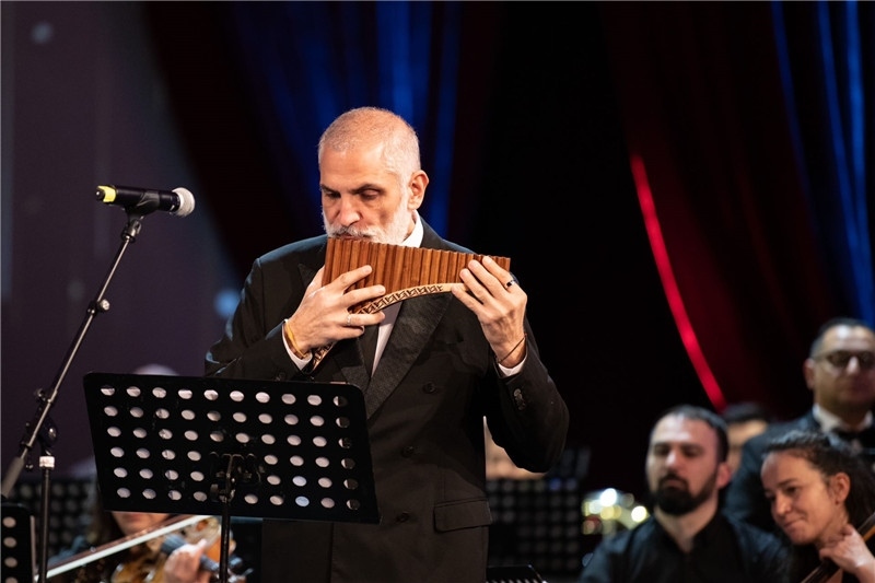 圖為著名排簫大師達(dá)米安·德拉吉奇在領(lǐng)銜演奏中國經(jīng)典曲目。 中國駐羅大使館文化處供圖。