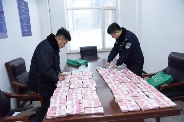 民警清點(diǎn)涉案資金。磐石市公安局供圖