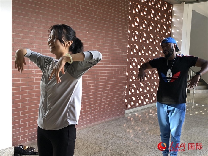 贊比亞小伙子在跟著中國(guó)老師學(xué)跳民族舞蹈 黃培昭攝
