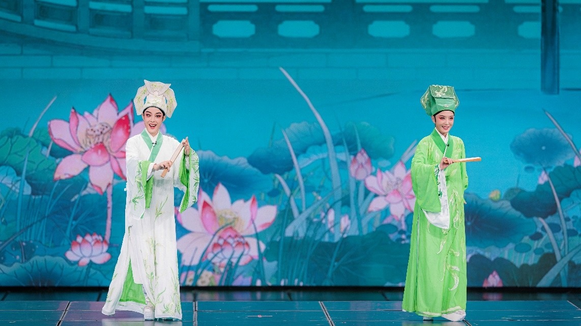 青年越劇演員陳麗君、李云霄彩排現(xiàn)場。主辦方供圖