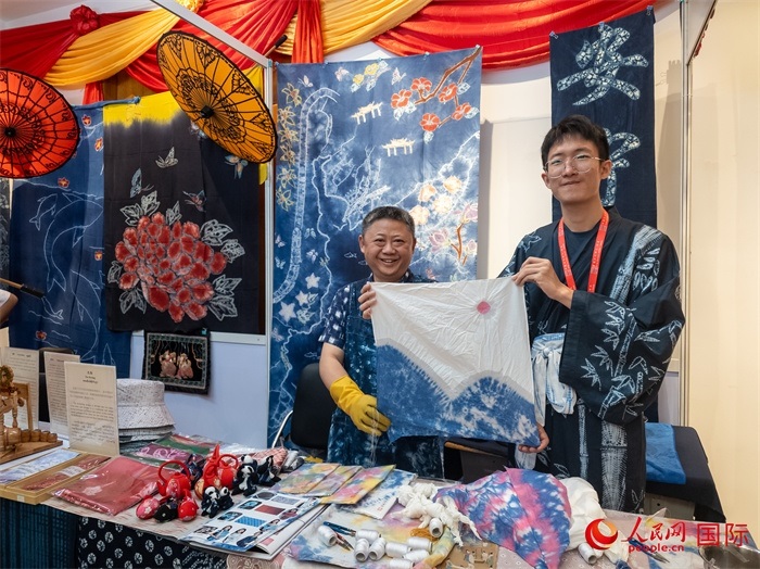 活動現(xiàn)場的扎染展示。人民網(wǎng)記者 謝佳君攝