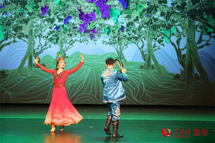 2日在阿聯(lián)酋迪拜舉行的大型音舞詩(shī)畫《新疆是個(gè)好地方》文藝演出。人民網(wǎng)記者 任皓宇攝