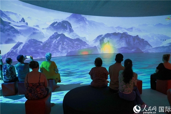 巴西民眾在活動現(xiàn)場觀賞“走進(jìn)中國：沉浸式體驗(yàn)展”。人民網(wǎng)記者 陳海琪攝