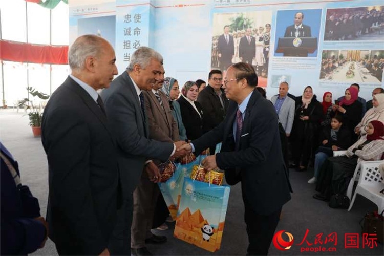 中國駐埃及使館教科處盧春生公參為埃及師生發(fā)放新年禮包。人民網(wǎng)記者 黃培昭攝