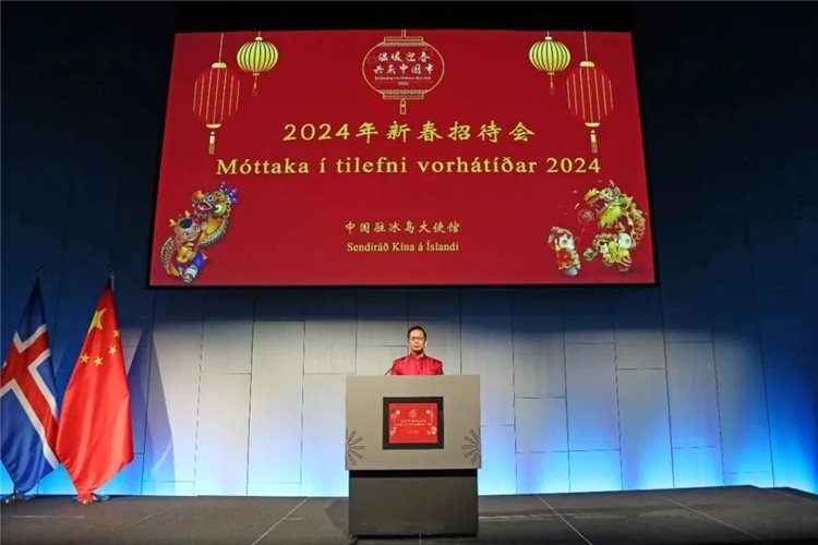 中國駐冰島大使何儒龍致辭。中國駐冰島大使館供圖