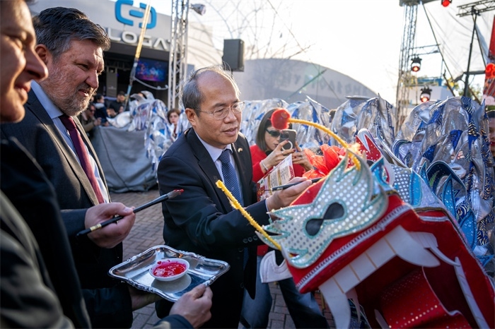 中國駐希臘大使館大使肖軍正與希方嘉賓為舞龍點(diǎn)睛?！吨邢r(shí)報(bào)》供圖