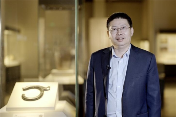 中國國家博物館副館長張偉明介紹館藏C形玉龍。