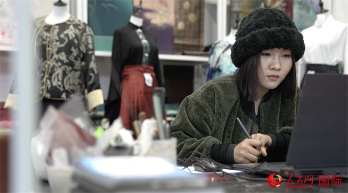 1月23日，在山東省菏澤市曹縣有愛(ài)云倉(cāng)直播基地，張子晨正在設(shè)計(jì)漢服。 人民網(wǎng)記者 袁蒙攝