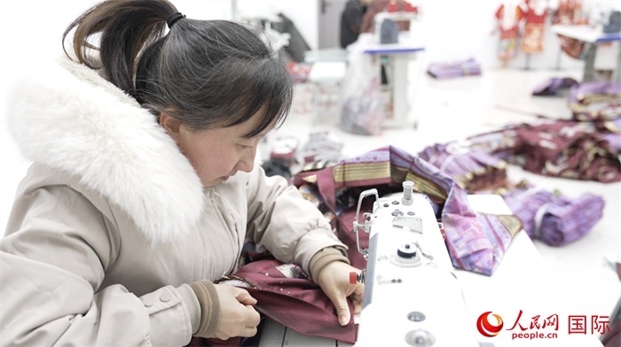 1月24日，在山東省菏澤市曹縣大集鎮(zhèn)云牧服飾有限公司，高燕正在縫制馬面裙。 人民網(wǎng)記者 袁蒙攝