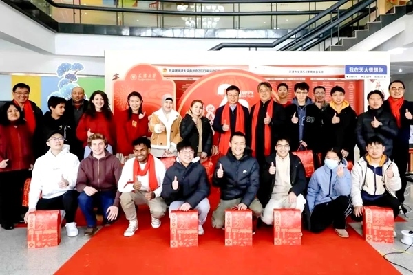 天津大學(xué)同學(xué)們收到新春大禮包。校方供圖