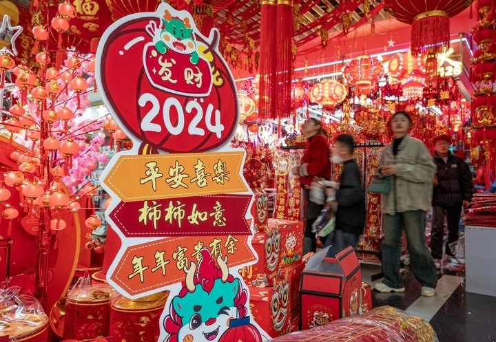 1月11日，顧客在昆明新螺螄灣國(guó)際商貿(mào)城選購(gòu)節(jié)日飾品。新華社記者 陳欣波 攝