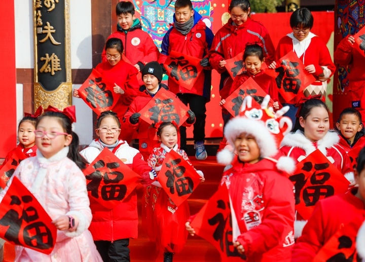 2月2日，小朋友在濟(jì)南五龍?zhí)毒皡^(qū)參加送福字活動(dòng)。新華社發(fā)（徐舟攝）