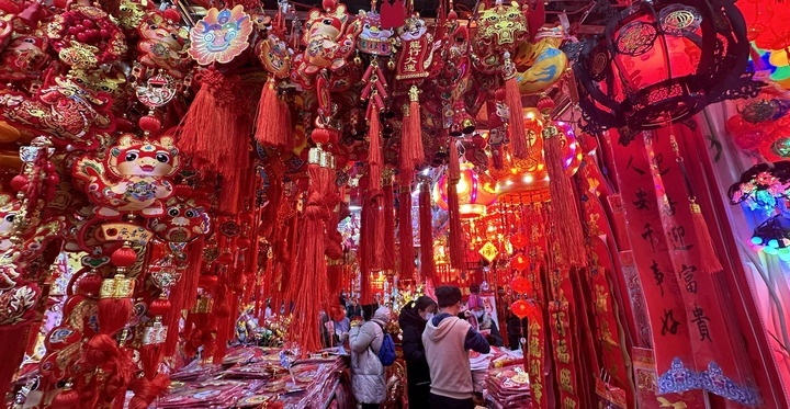 1月19日，市民在北京一商場(chǎng)內(nèi)選購(gòu)春節(jié)裝飾品。新華社記者李欣攝