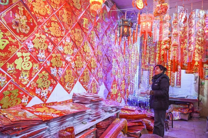 1月21日，在山西省晉中市平遙縣一家市場(chǎng)，市民在選購(gòu)年貨。新華社發(fā)（梁生仁攝）