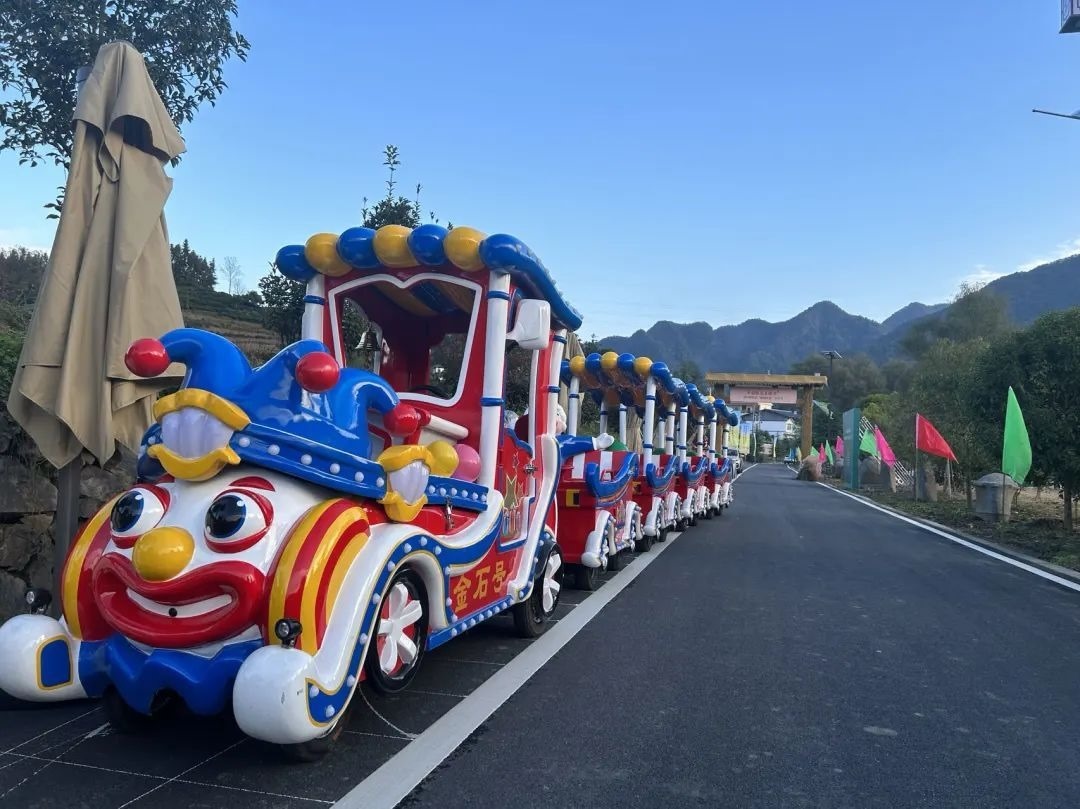 2023年10月，金石村集體出資購買了兩輛無軌觀光小火車。紫陽縣融媒體中心供圖