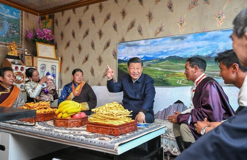 △2021年6月8日，習(xí)近平總書(shū)記在青海海北藏族自治州剛察縣果洛藏貢麻村，同藏族牧民索南才讓一家人圍坐在客廳聊家常。