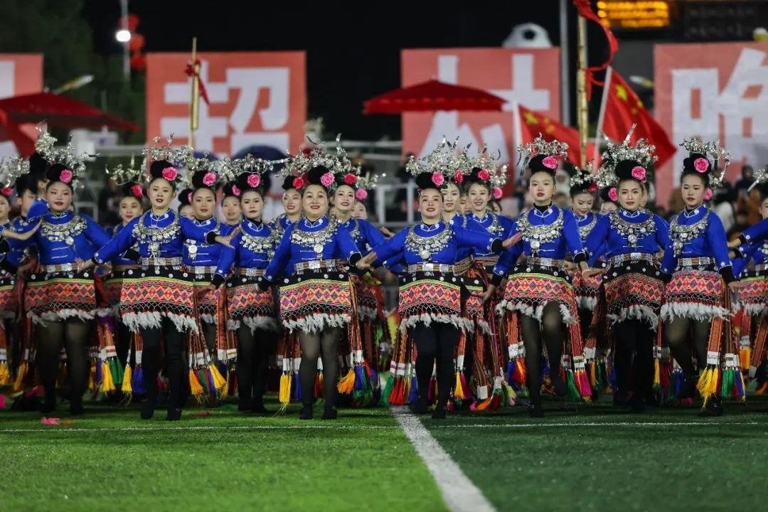 △2024年2月3日，2024年全國(guó)“村晚”示范展示活動(dòng)暨貴州“村超村晚”系列活動(dòng)之一的民族文化展演，在榕江縣“村超”足球場(chǎng)舉行。