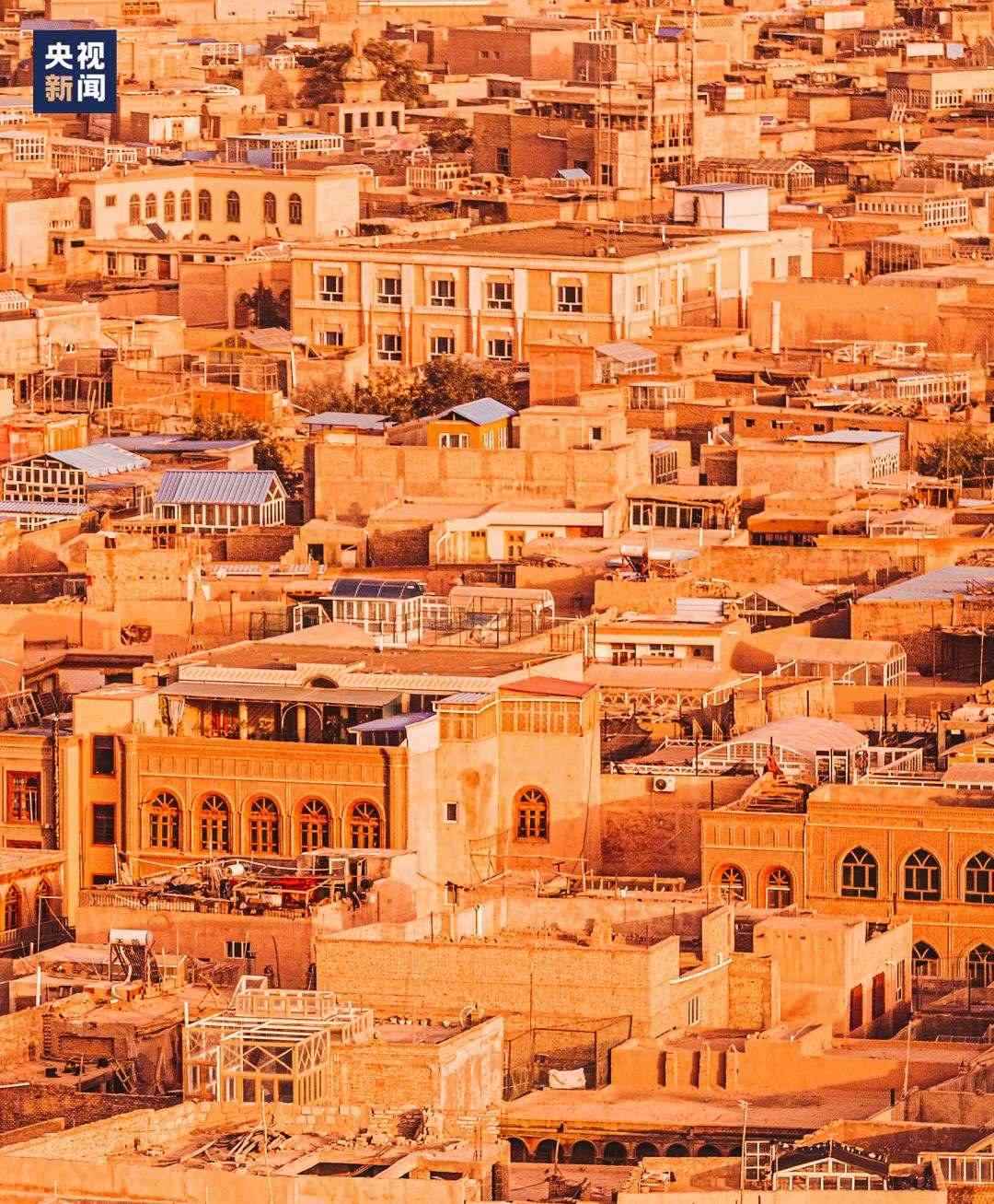 △喀什古城在天山和昆侖山的守護(hù)下，留住了千年前的樣子。