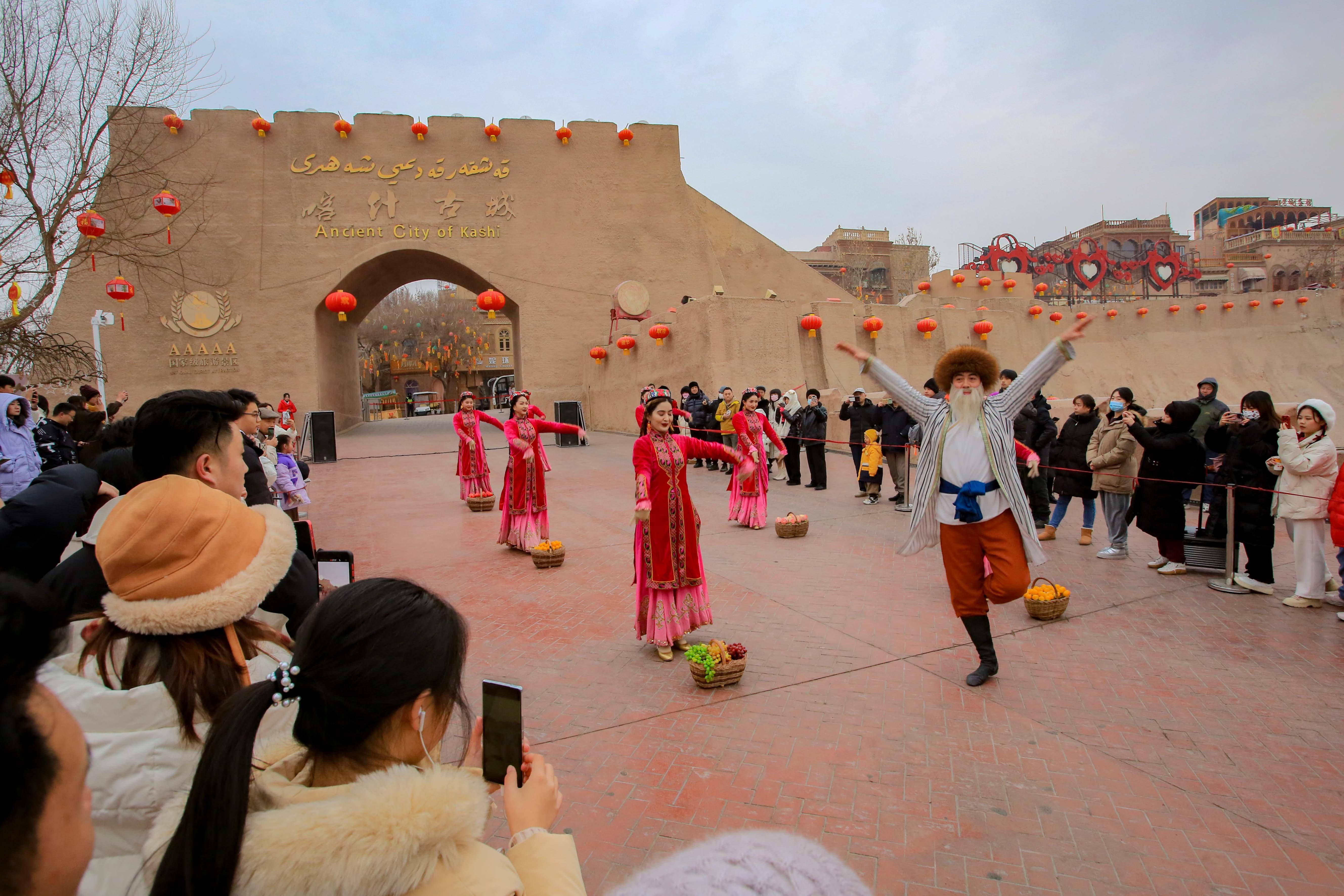 △2024年2月4日，演員在新疆喀什古城入城儀式上表演舞蹈。