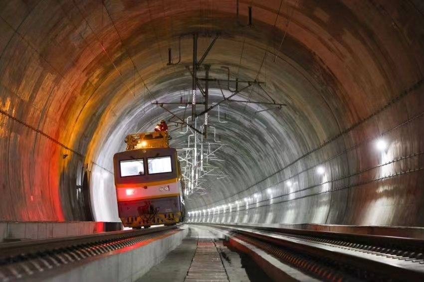 凌晨，接觸網(wǎng)作業(yè)車的燈光紅黃相間。胡鵬攝