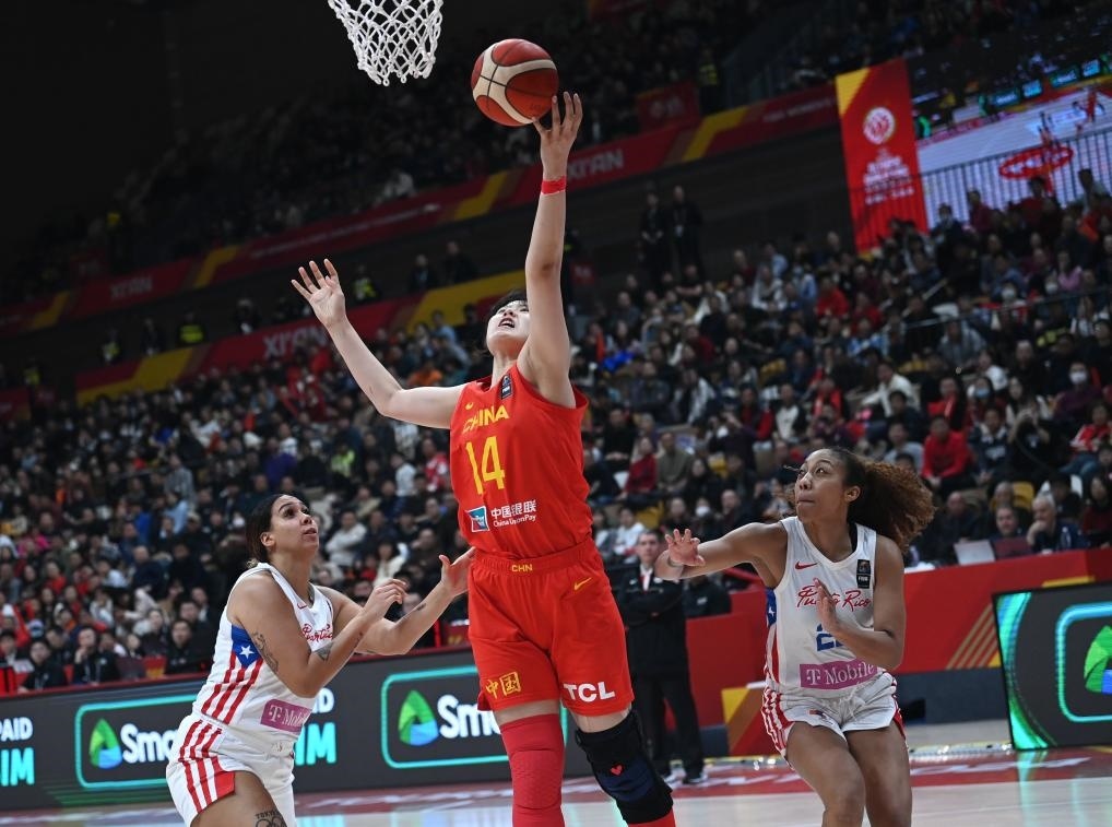 2月11日，中國(guó)隊(duì)球員李月汝（中）在比賽中上籃。新華社記者 李一博 攝