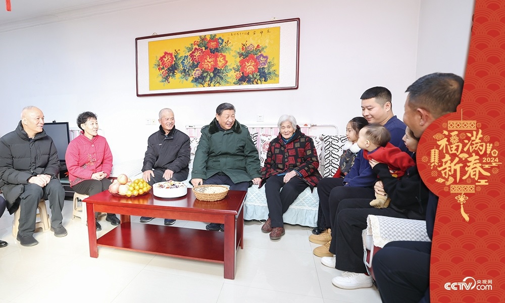 2024年2月1日，習近平總書記在天津市西青區(qū)辛口鎮(zhèn)第六埠村考察時，同村民杜洪剛一家人親切拉家常。