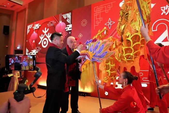 張漢暉（左）、施威特科（右）共同為彩龍點(diǎn)睛。于子恒攝