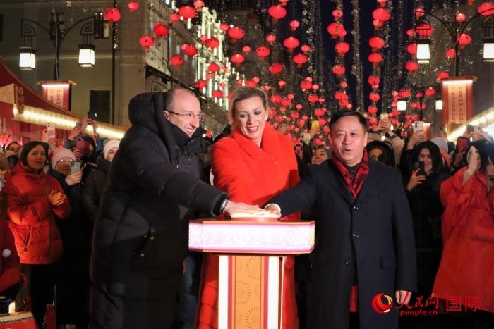 張漢暉、扎哈羅娃、科茲洛夫（從右至左）共同按下活動(dòng)啟動(dòng)按鈕。于子恒攝