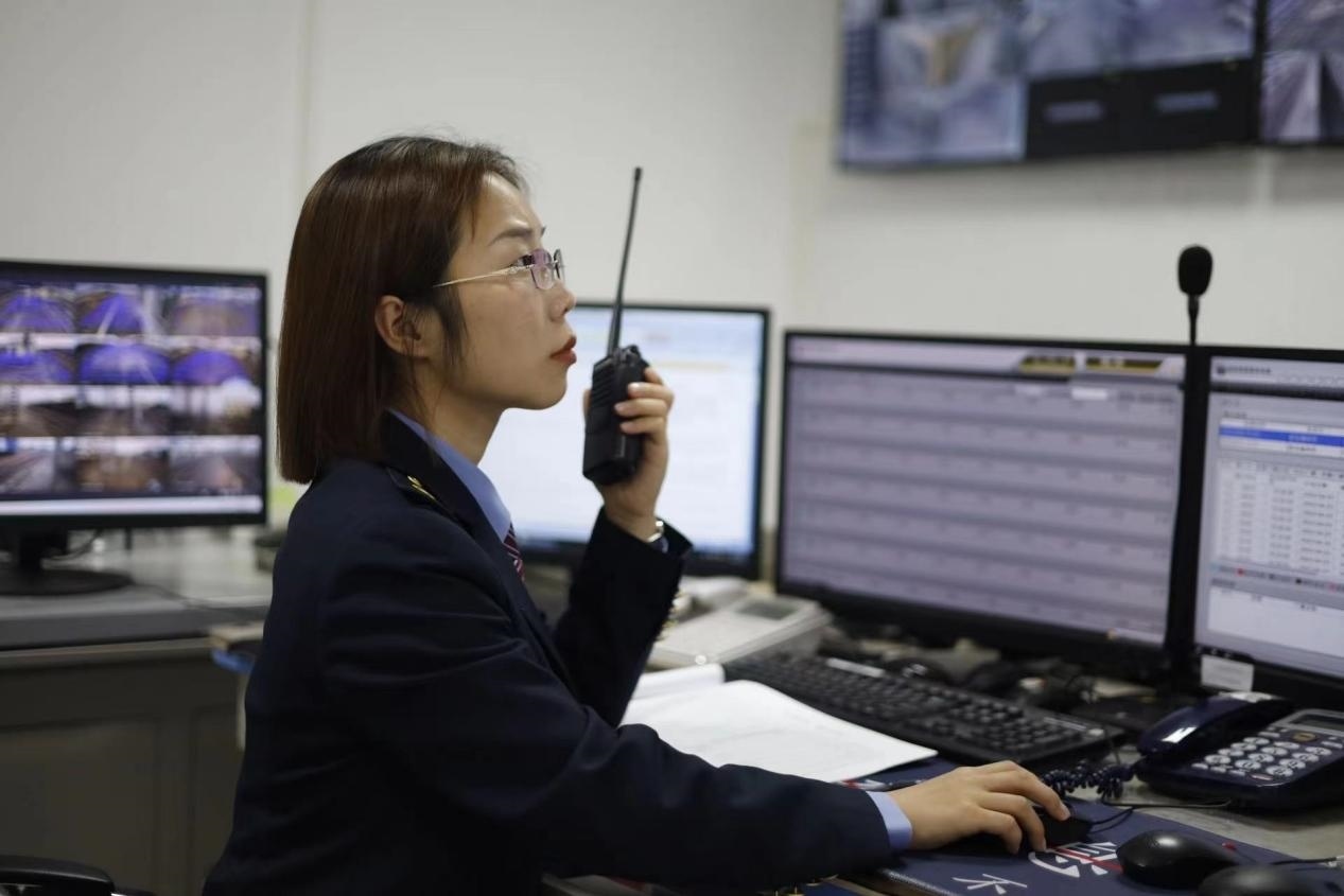 張華正在使用對講機溝通客運工作情況。蔡紫妍攝