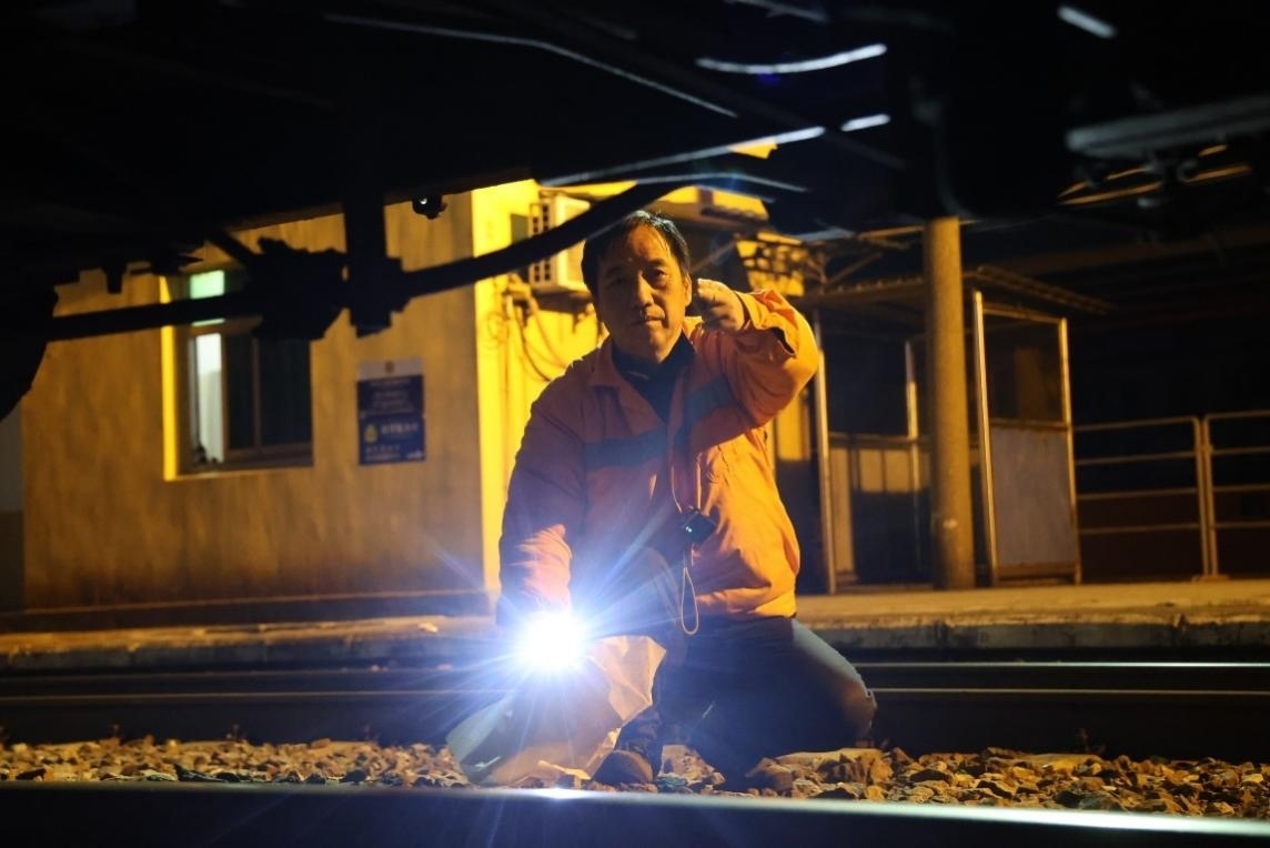 凌晨2點，李金饒正在檢查關(guān)門車。陸佳駿攝