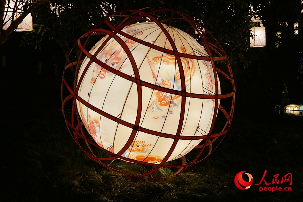 白鷺洲公園展出的燈彩作品。人民網(wǎng)記者 韋衍行攝