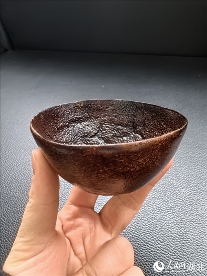 用橘子皮制成的碗。人民網(wǎng)記者 周雯攝