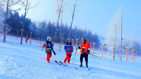 新春走基層｜滑雪場(chǎng)上過(guò)春節(jié)！冰城“冷資源”變成“熱經(jīng)濟(jì)”