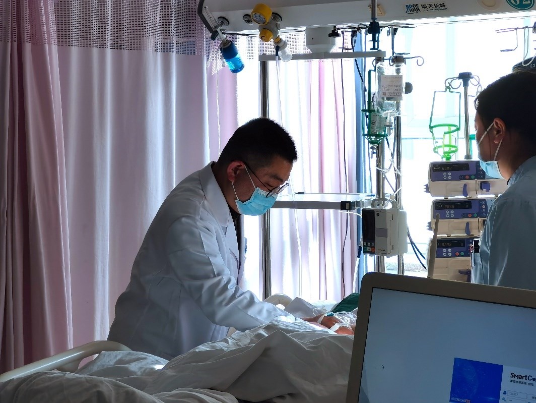 徐晉偉正在觀察患者體征。人民網(wǎng)記者 栗翹楚攝