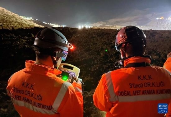 2月13日，救援人員在土耳其東部埃爾津詹省伊利奇區(qū)礦難現(xiàn)場工作。新華社發(fā)（穆斯塔法·卡亞攝）