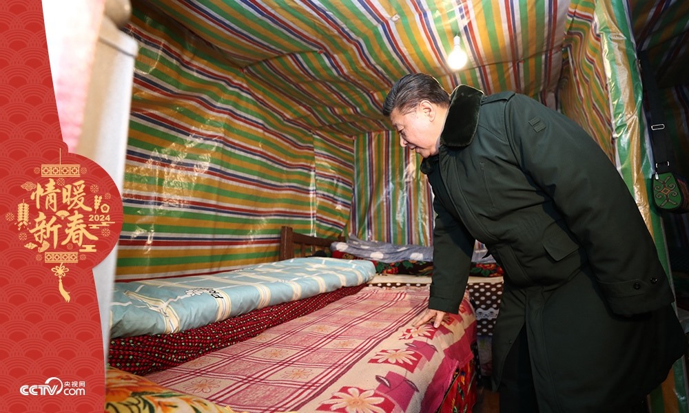 2018年2月11日，習(xí)近平總書(shū)記在四川三河村貧困戶吉好也求家中看望。